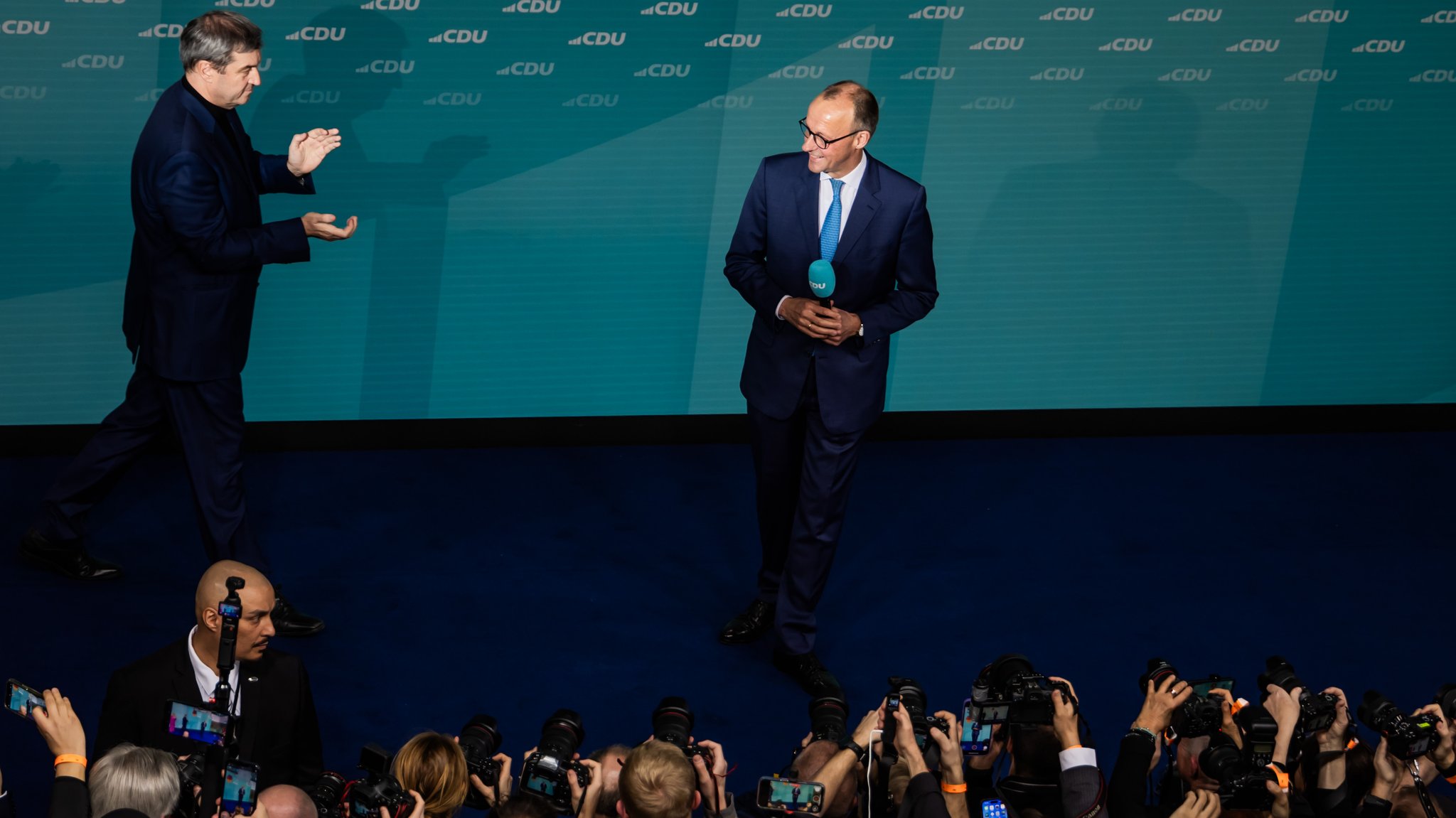 Markus Söder, Ministerpräsident von Bayern und CSU-Vorsitzender, applaudiert Friedrich Merz (CDU), Parteivorsitzender und Kanzlerkandidat, im Konrad-Adenauer-Haus nach der Prognose zum Ergebnis der Bundestagswahl. Am Sonntag fand die vorgezogene Wahl zum 21. Deutschen Bundestag statt.