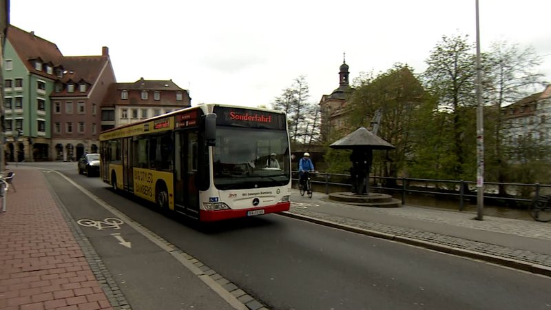 Ein Bus fährt durch Bamberg.