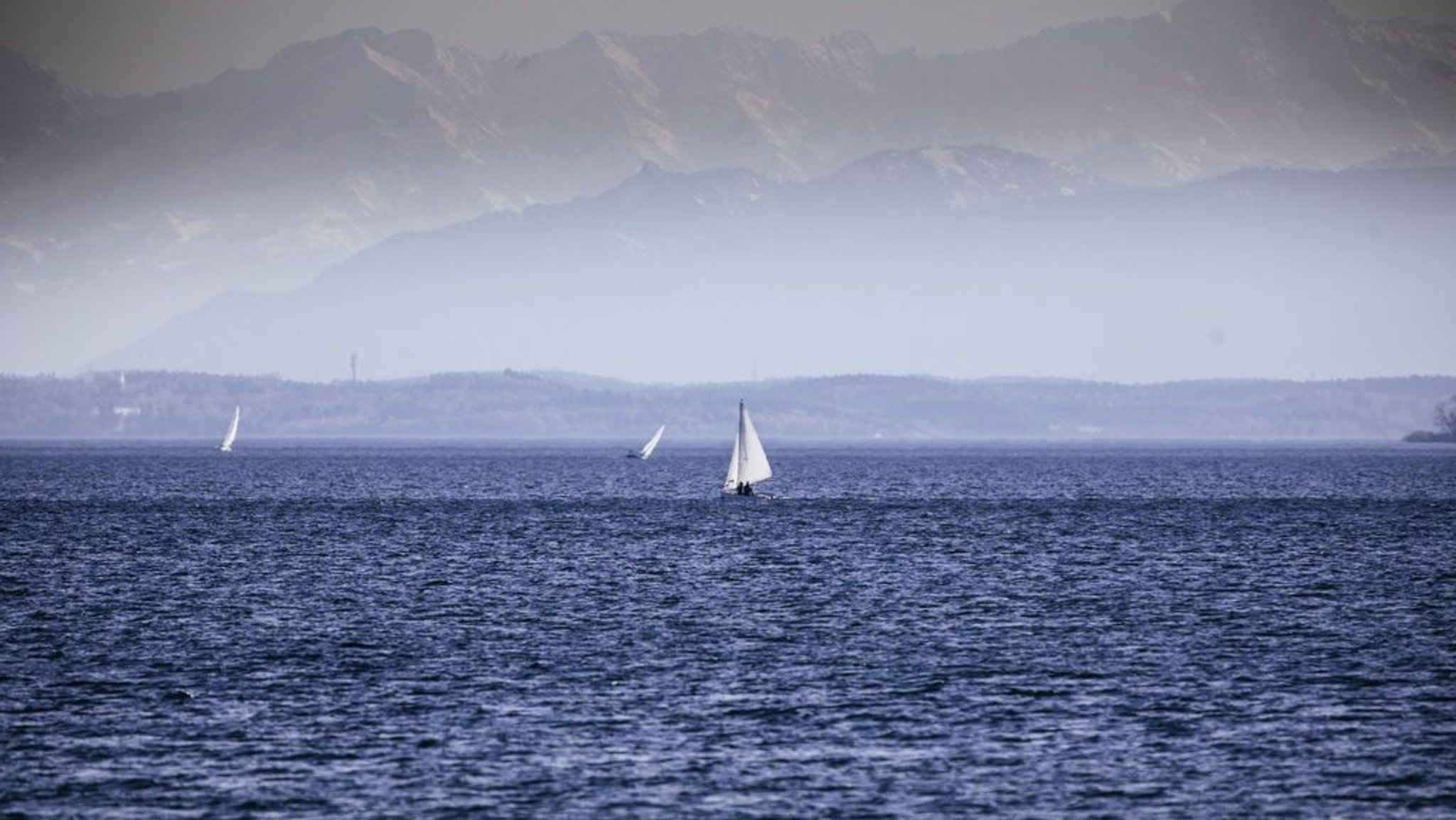 Segelboote auf dem Starnberger See, im Hintergrund die Alpen (Archiv- und Symbolbild)