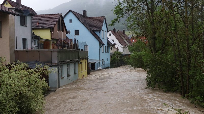 In der Ortschaft Hausen im Landkreis Göppingen ist die Fils über die Ufer getreten | Bild: pa/dpa/ Markus Zechbauer In der Ortschaft Hausen im Landkreis Göppingen ist die Fils über die Ufer getreten