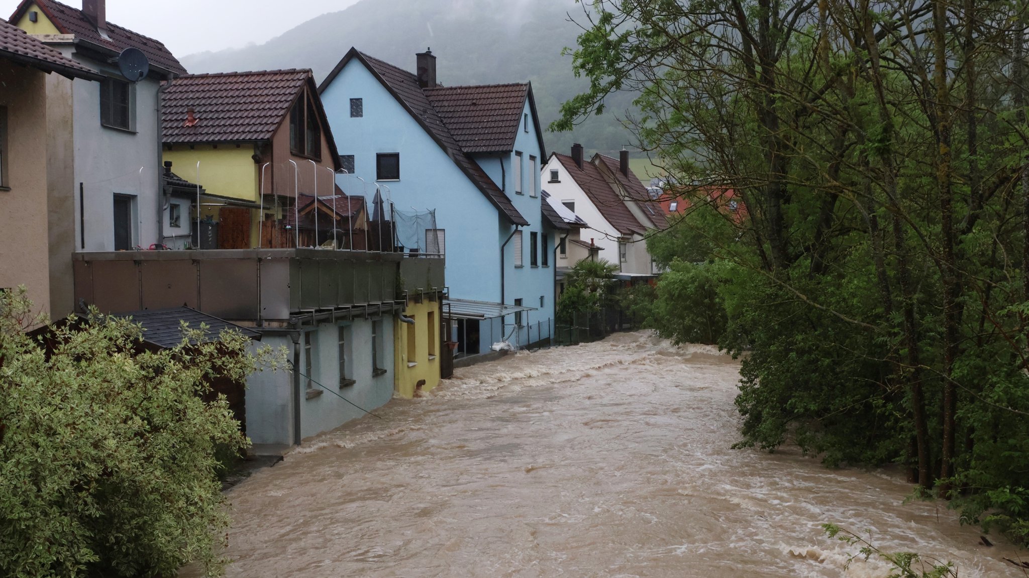 In der Ortschaft Hausen im Landkreis Göppingen ist die Fils über die Ufer getreten 