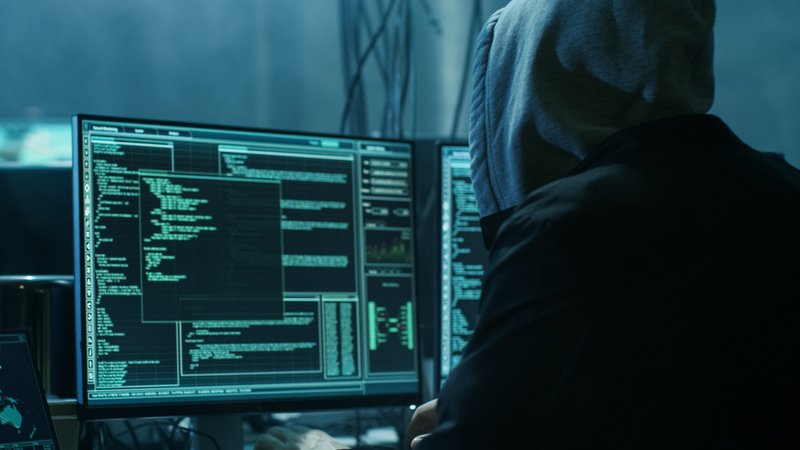 Ein Hacker sitzt an einem PC.
