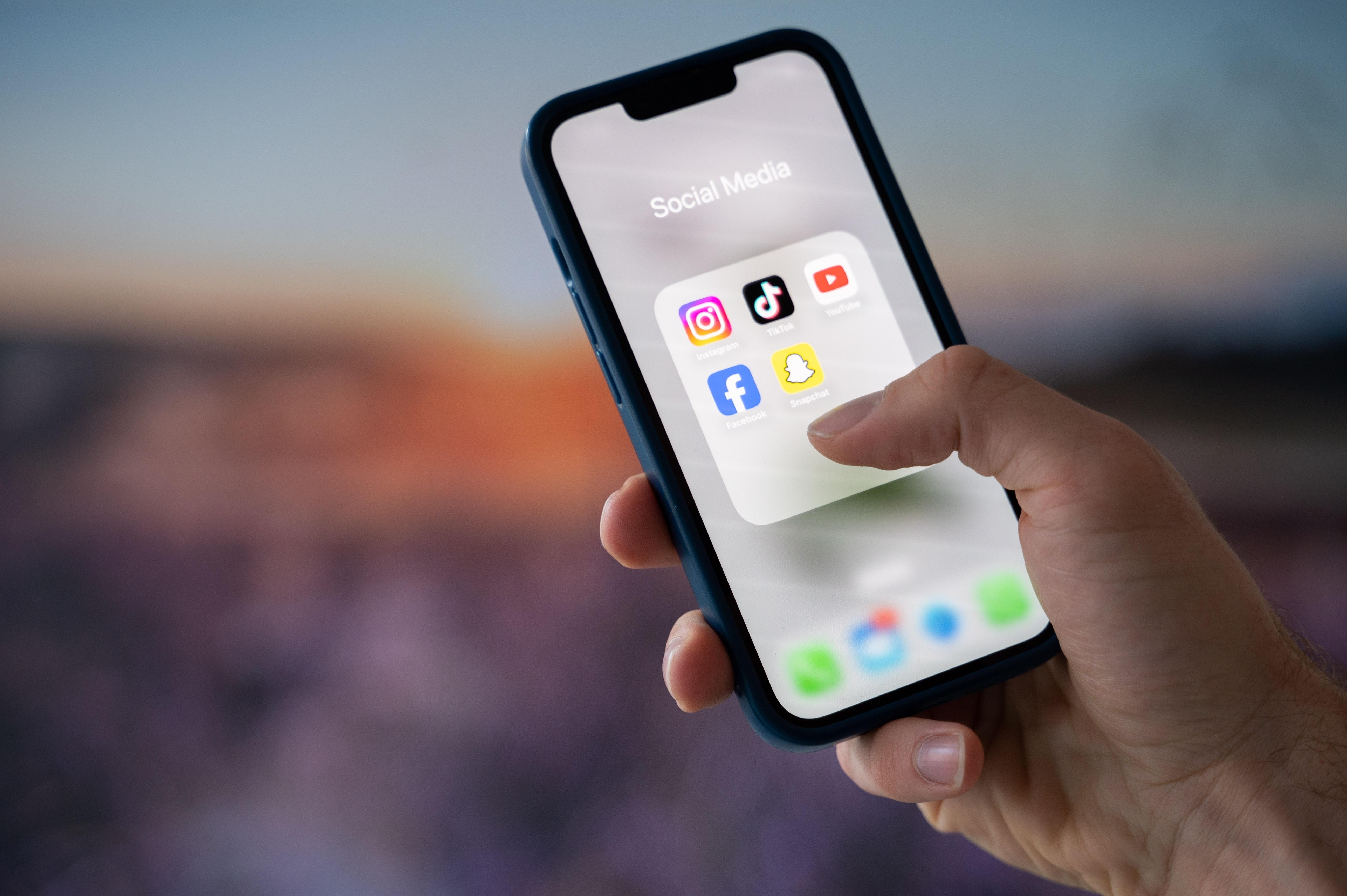 (Symbolbild) Hinter Nutzern wie "Alise" stecken oft KI-gesteuerte Bots.