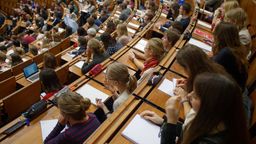 Studenten und Studentinnen der Georg-August-Universität sitzen im Zentralen Hörsaalgebäude (ZHG) | Bild:dpa-Bildfunk/Swen Pförtner