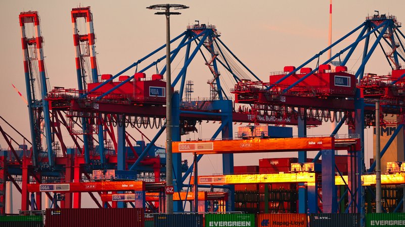 Container werden am Container Terminal Burchardkai (CTB) gelagert und verladen. | Bild: dpa-Bildfunk Container werden am Container Terminal Burchardkai (CTB) gelagert und verladen.