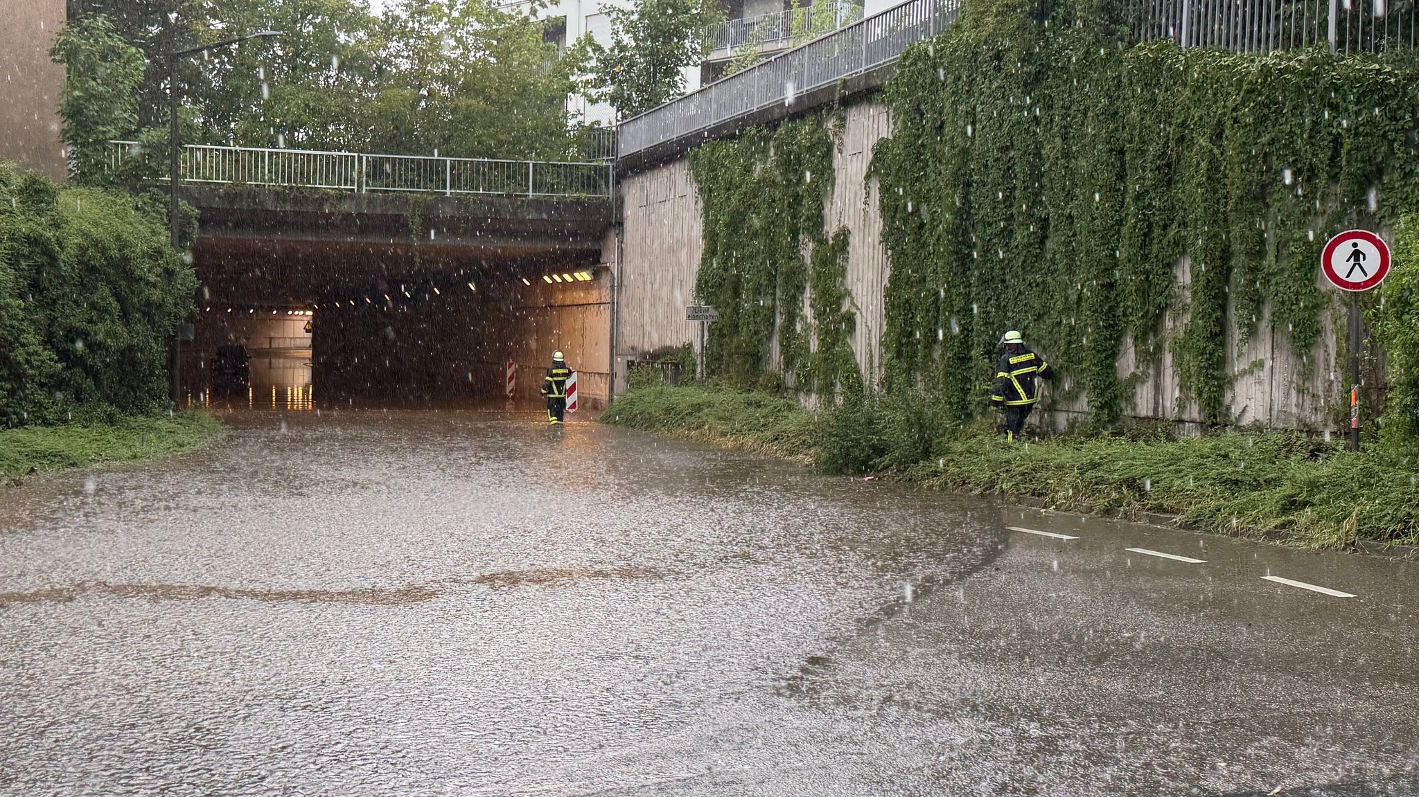 Überflutete Unterführung im Landkreis Fürth | Bild: News5 / Merzbach Überflutete Unterführung im Landkreis Fürth