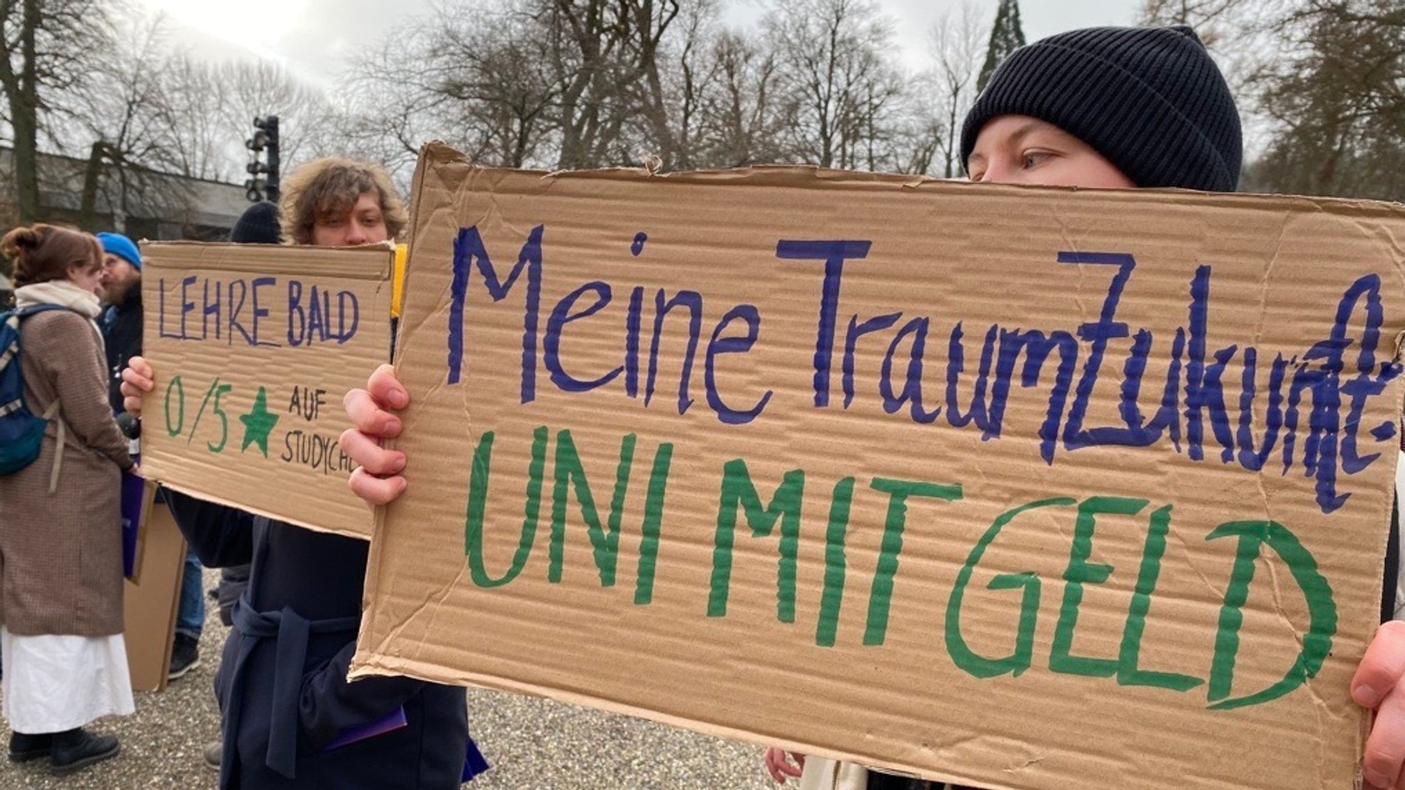 Studenten halten bei einer Demo in Eichstätt selbstgemachte Plakate hoch.