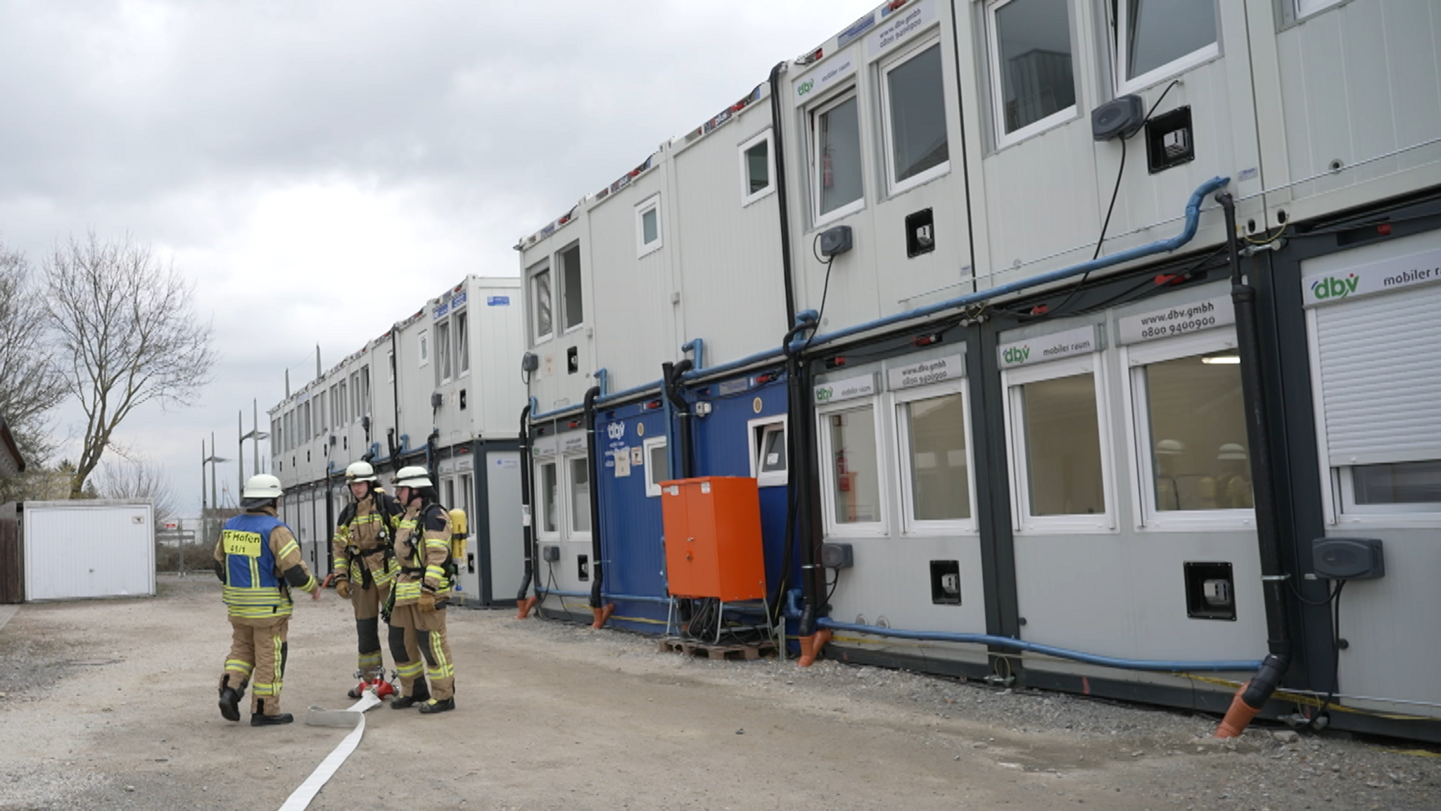 Rettungskräfte üben im Containerdorf bei Dingolfing.