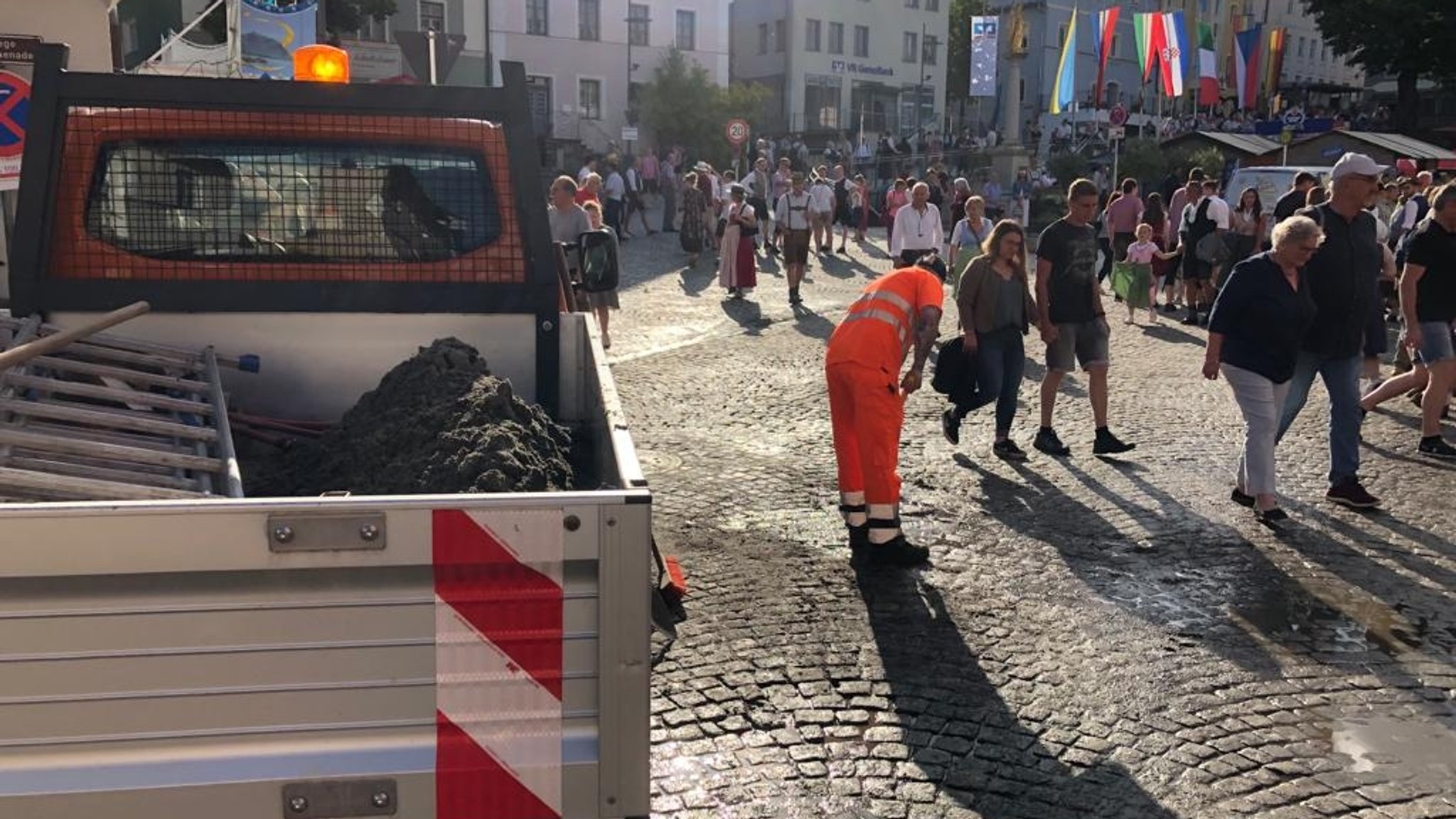 In Regen musste der Stadtplatz von Schlamm und Wasser befreit werden.