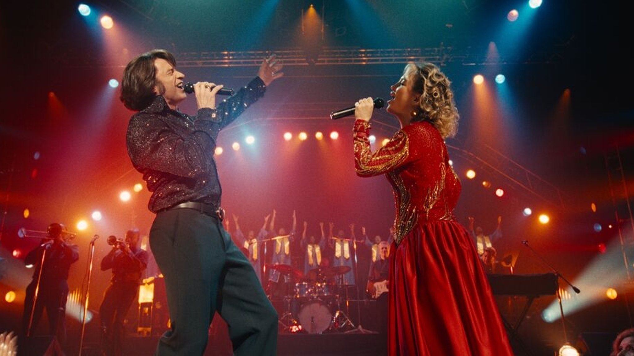 HANDOUT - 24.08.2024, ---: Hugh Jackman (l) als Mike Sardina und Kate Hudson als Claire Stengl in einer Szene des Films «Song Sung in Blue» (undatierte Filmszene). Der Film kommt am 25.12.2025 in die deutschen Kinos. (zu dpa Kinostarts) Foto: -/Universal/Focus Features/dpa - ACHTUNG: Nur zur redaktionellen Verwendung im Zusammenhang mit einer Berichterstattung über den Film und nur mit vollständiger Nennung des vorstehenden Credits +++ dpa-Bildfunk +++