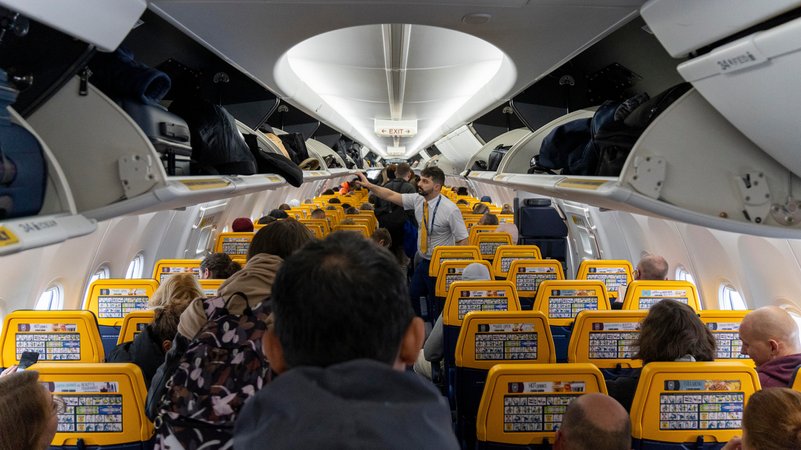 Um die Regeln für Handgepäck gibt es immer wieder Diskussionen | Bild: picture alliance / CHROMORANGE | Michael Bihlmayer Um die Regeln für Handgepäck gibt es immer wieder Diskussionen