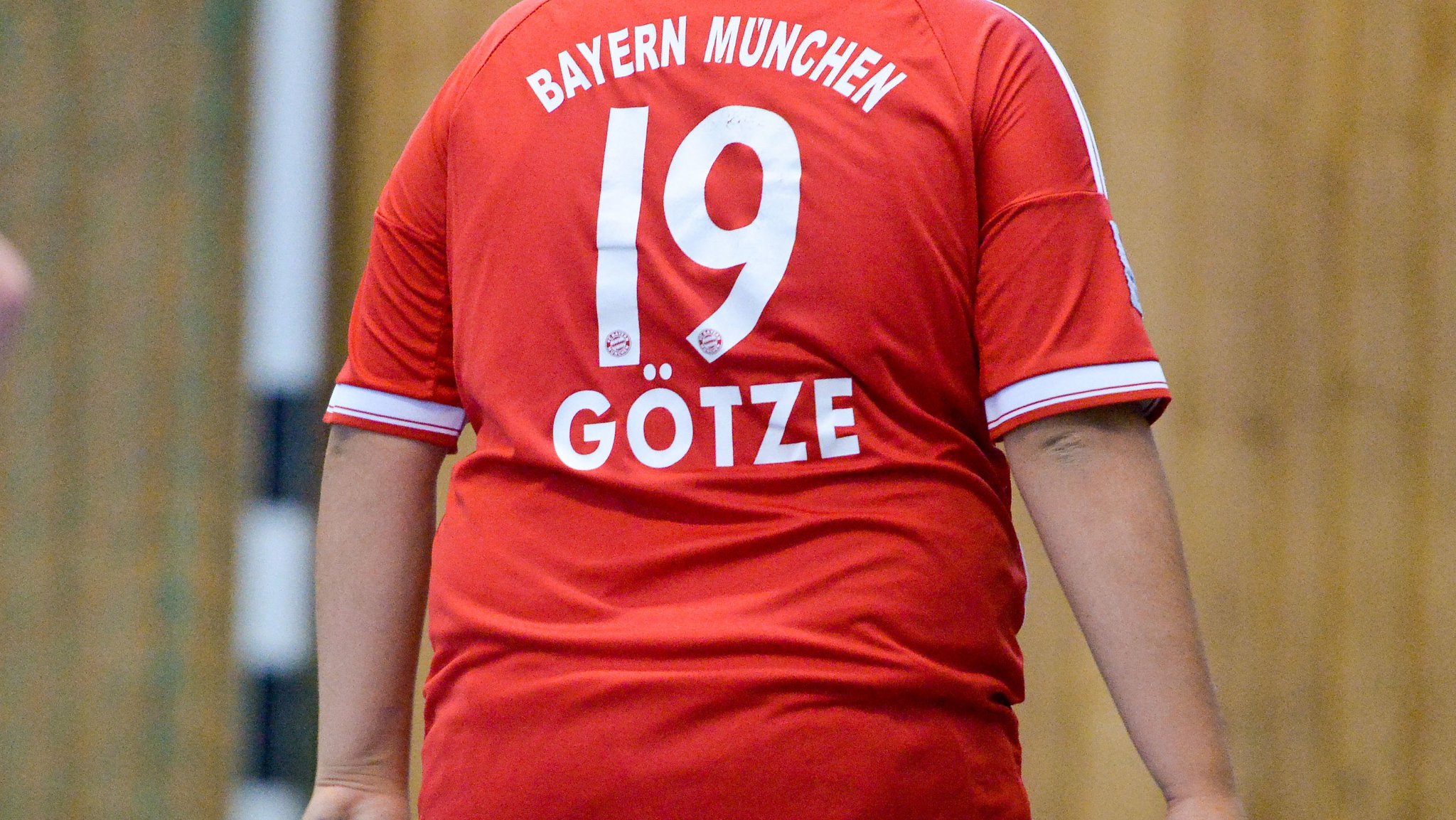 Ein Kind mit Übergewicht trägt ein T-Shirt von Bayern München