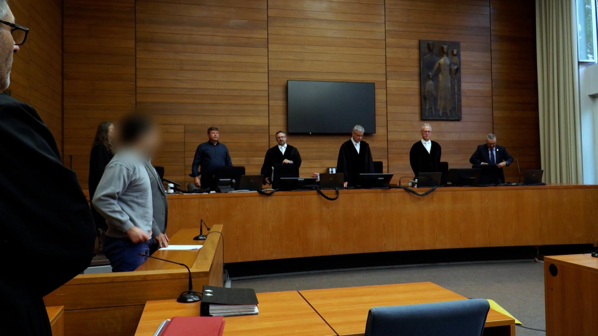 Am Landgericht Traunstein hat heute der Prozess um eine Schleuserfahrt begonnen, bei der sieben Menschen gestorben sind. Auf der Flucht vor der Polizei hatte der Fahrer einen schweren Unfall verursacht. Zum Auftakt gestand der Angeklagte die Fahrt.