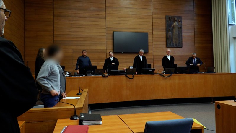 Am Landgericht Traunstein hat heute der Prozess um eine Schleuserfahrt begonnen, bei der sieben Menschen gestorben sind. Auf der Flucht vor der Polizei hatte der Fahrer einen schweren Unfall verursacht. Zum Auftakt gestand der Angeklagte die Fahrt. | Bild: BR Am Landgericht Traunstein hat heute der Prozess um eine Schleuserfahrt begonnen, bei der sieben Menschen gestorben sind. Auf der Flucht vor der Polizei hatte der Fahrer einen schweren Unfall verursacht. Zum Auftakt gestand der Angeklagte die Fahrt.