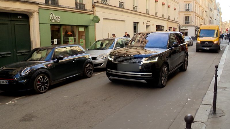 Wer mit einem SUV in der französischen Hauptstadt Paris unterwegs ist, soll für das Parkticket 18 Euro pro Stunde bezahlen.