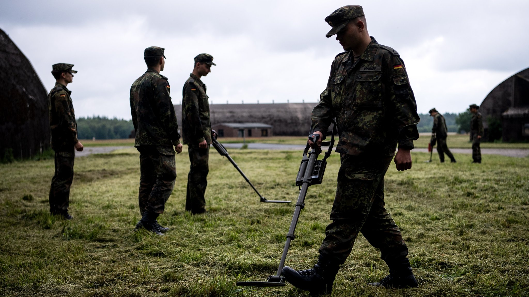 Soldaten üben die Suche nach Sprengfallen (Aufnahme vom 9. Juni 2022).