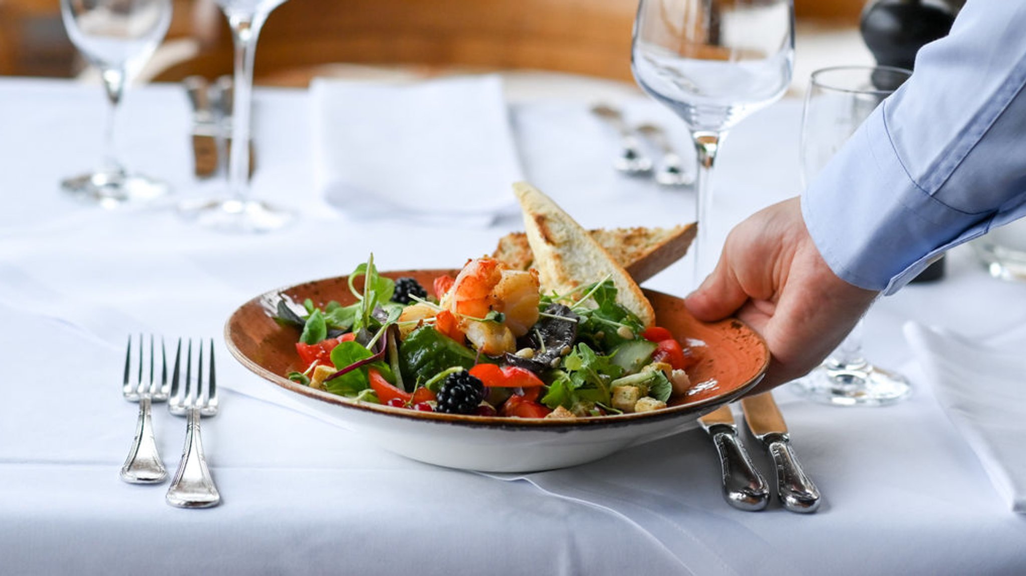 Ein Salat-Teller wird in einem Restaurant serviert. 