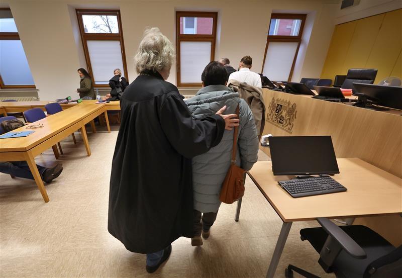 Nach dem Tod ihrer 16-jährigen, magersüchtigen Tochter hat das Landgericht Schweinfurt die Eltern der fahrlässigen Tötung schuldig gesprochen. 