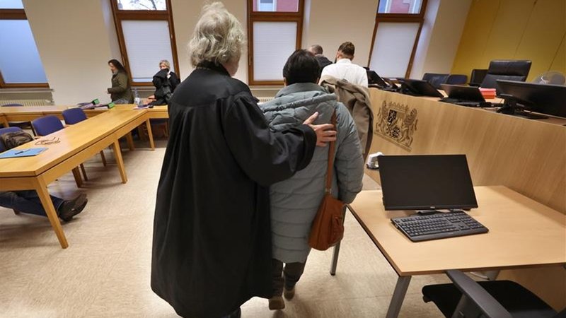 Nach dem Tod ihrer 16-jährigen, magersüchtigen Tochter hat das Landgericht Schweinfurt die Eltern der fahrlässigen Tötung schuldig gesprochen. | Bild: Karl-Josef Hildenbrand/dpa Nach dem Tod ihrer 16-jährigen, magersüchtigen Tochter hat das Landgericht Schweinfurt die Eltern der fahrlässigen Tötung schuldig gesprochen.