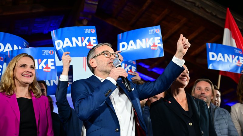 Es ist ein historischer Wahlerfolg der Rechtspopulisten in Österreich | Bild: picture alliance / ROLAND SCHLAGER / APA / picturedesk.com | ROLAND SCHLAGER Es ist ein historischer Wahlerfolg der Rechtspopulisten in Österreich