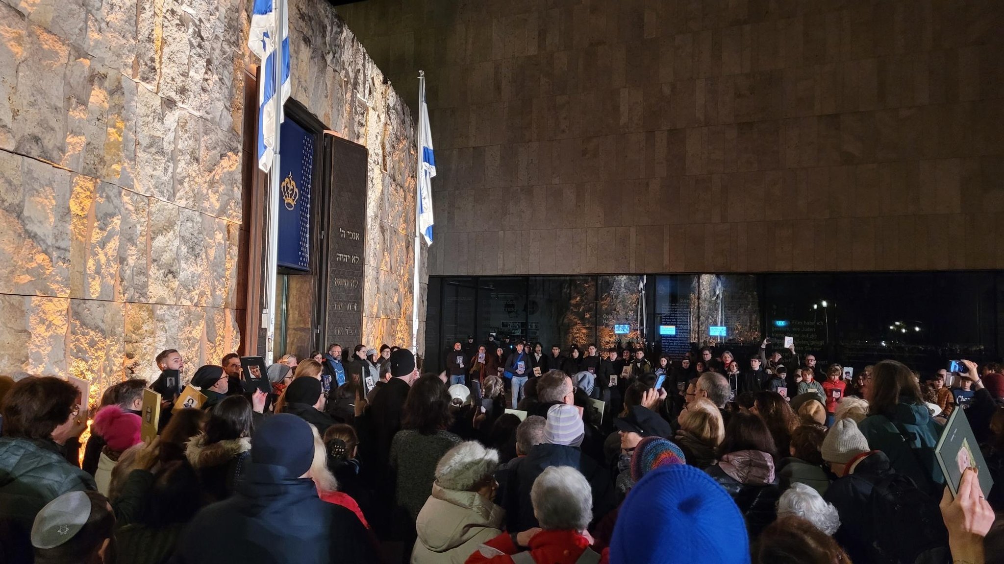 Teilnehmer des Gedenkakts vor der Münchner Hauptsynagoge | Bild: BR/ Christoph Dicke Teilnehmer des Gedenkakts vor der Münchner Hauptsynagoge
