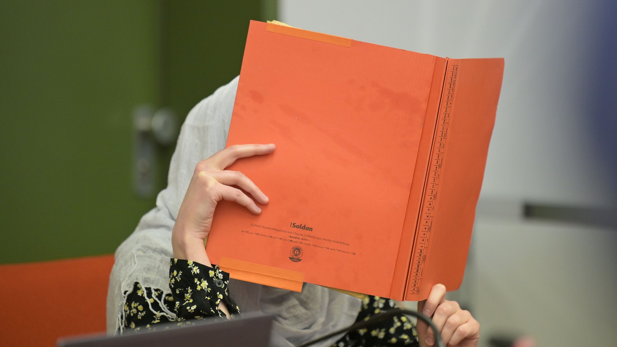 (Archiv): Lydia G. wurde in München zu einer Freiheitsstrafe von vier Jahren verurteilt. Sie waren mit ihren Kindern beim IS. | Bild: pa/dpa/Malin Wunderlich (Archiv): Lydia G. wurde in München zu einer Freiheitsstrafe von vier Jahren verurteilt. Sie waren mit ihren Kindern beim IS.