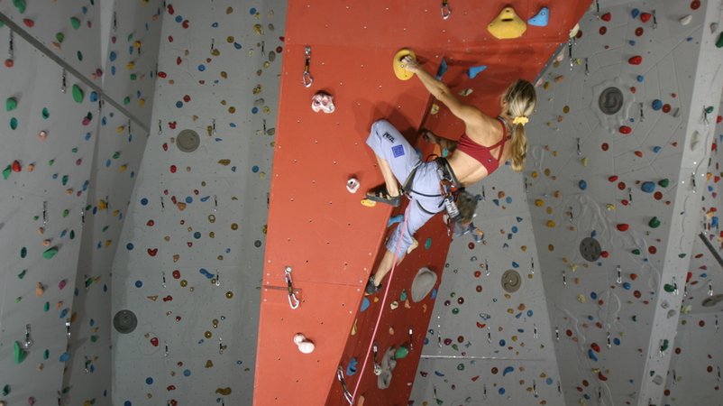 In der Hallenluft sollen potenziell gesundheitsgefährdende Partikel fliegen. | Bild: BR/Peter Stenz In der Hallenluft sollen potenziell gesundheitsgefährdende Partikel fliegen.