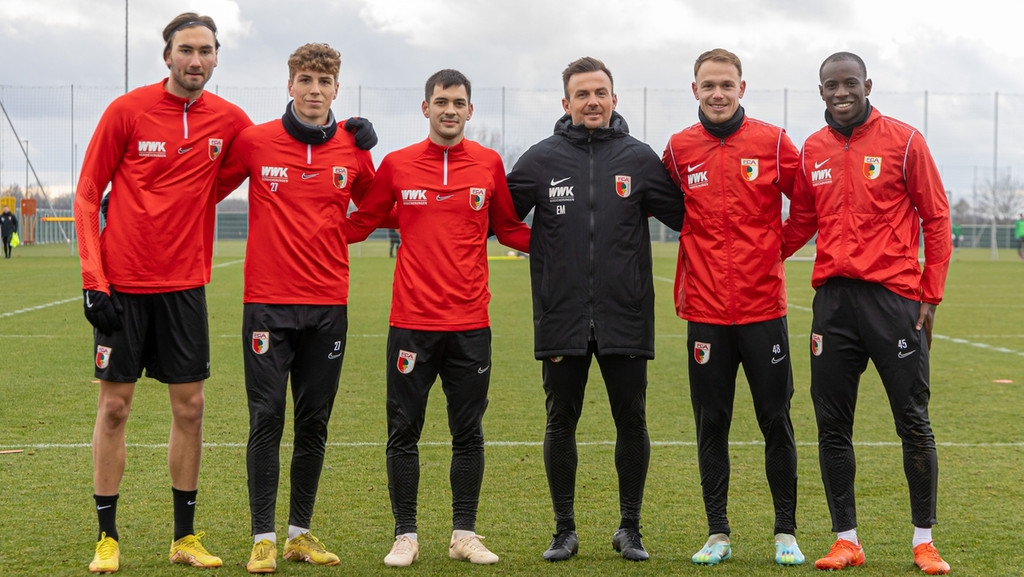 Enrico Maaßen (Trainer FC Augsburg) präsentiert seine bisherigen Winter-Neuzugänge, (v.li.) Dion Drena Beljo, Arne Engels, David Collina, Enno Maaßen, Irvin Cardona und Kelvin Yeboah | Bild: picture alliance / Eibner-Pressefoto | Krieger Enrico Maaßen (Trainer FC Augsburg) präsentiert seine bisherigen Winter-Neuzugänge, (v.li.) Dion Drena Beljo, Arne Engels, David Collina, Enno Maaßen, Irvin Cardona und Kelvin Yeboah