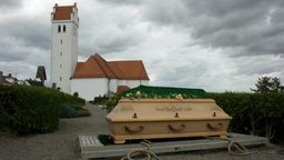 Ein Sarg auf einem Friedhof (Symbolbild) | Bild:picture-alliance / Reinhard Kungel | Reinhard Kungel