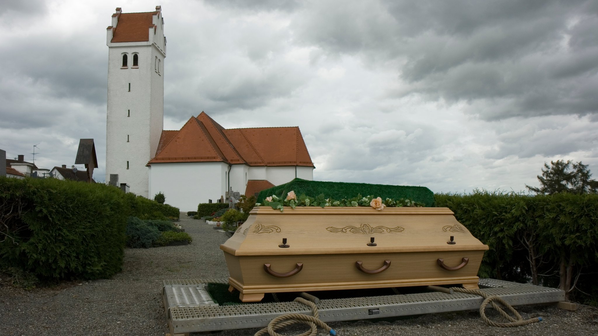 Ein Sarg auf einem Friedhof (Symbolbild)