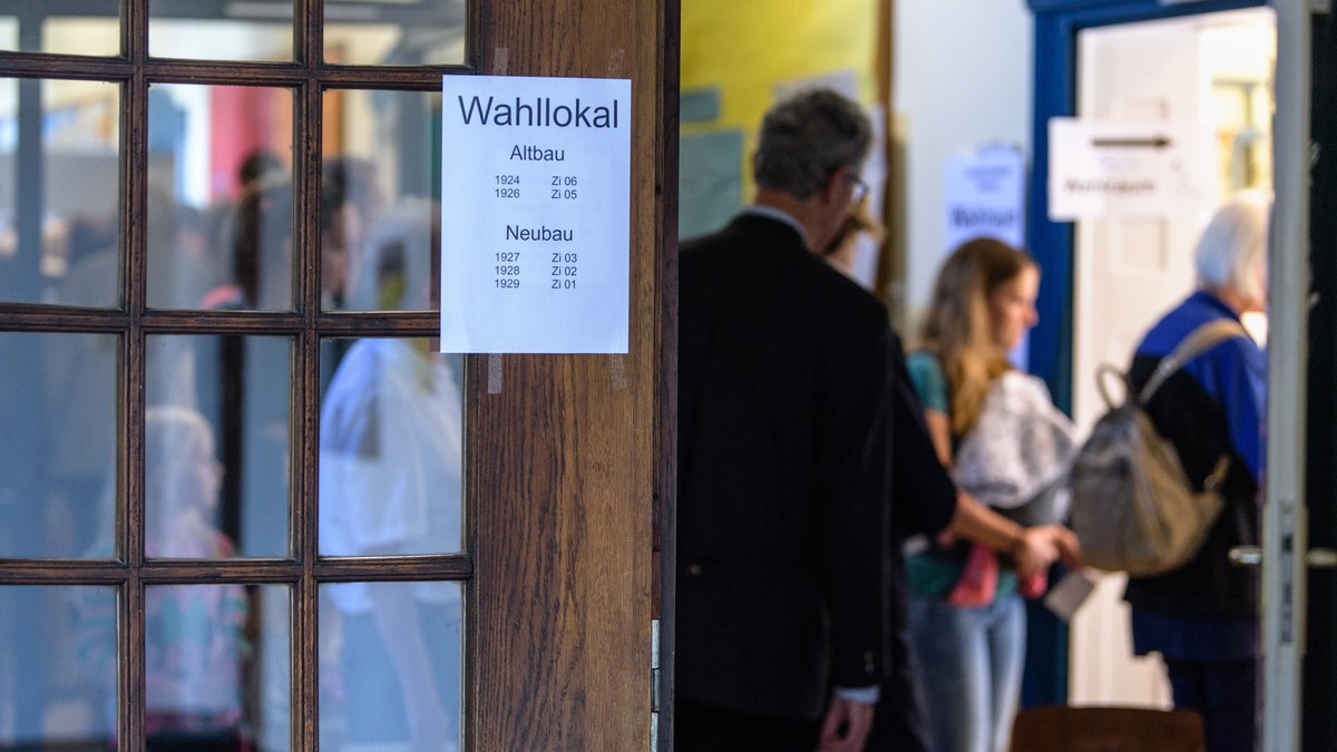 Bürger stehen in einem Wahllokal in einer Schule an, um ihre Stimme für die Landtagswahl in Bayern abzugeben (Archiv).