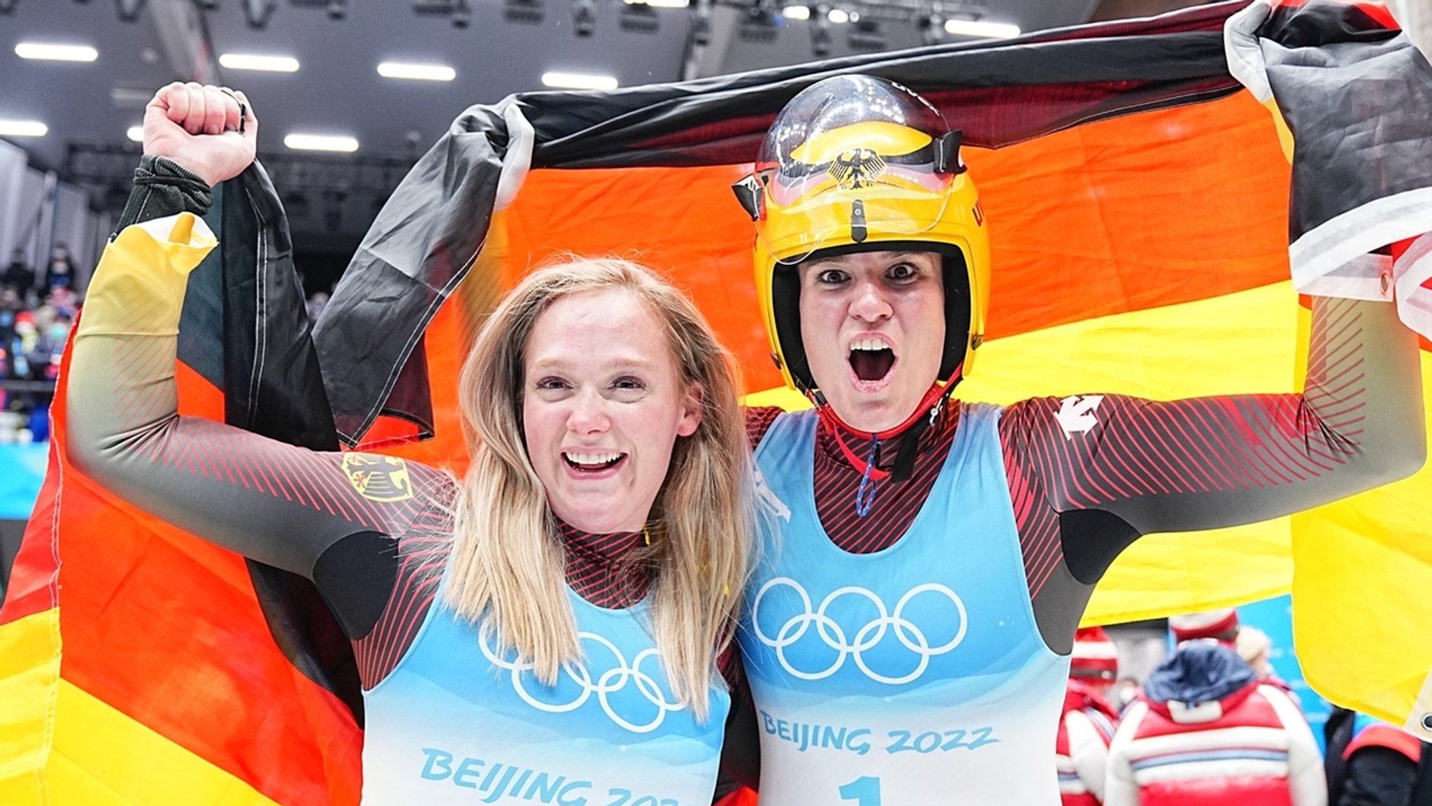 Natalie Geisenberger und Anna Berreiter jubeln 