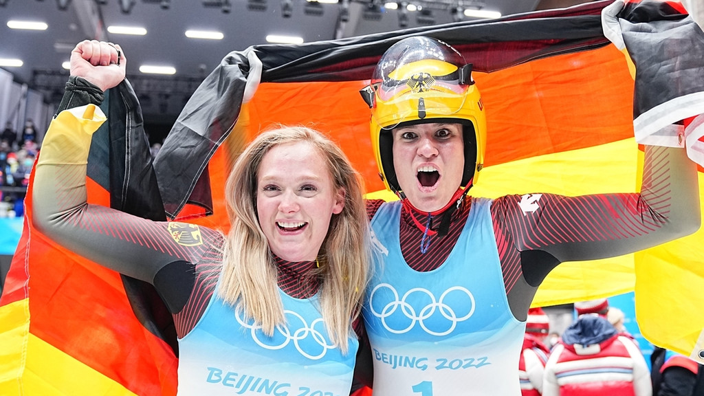 Natalie Geisenberger und Anna Berreiter jubeln 