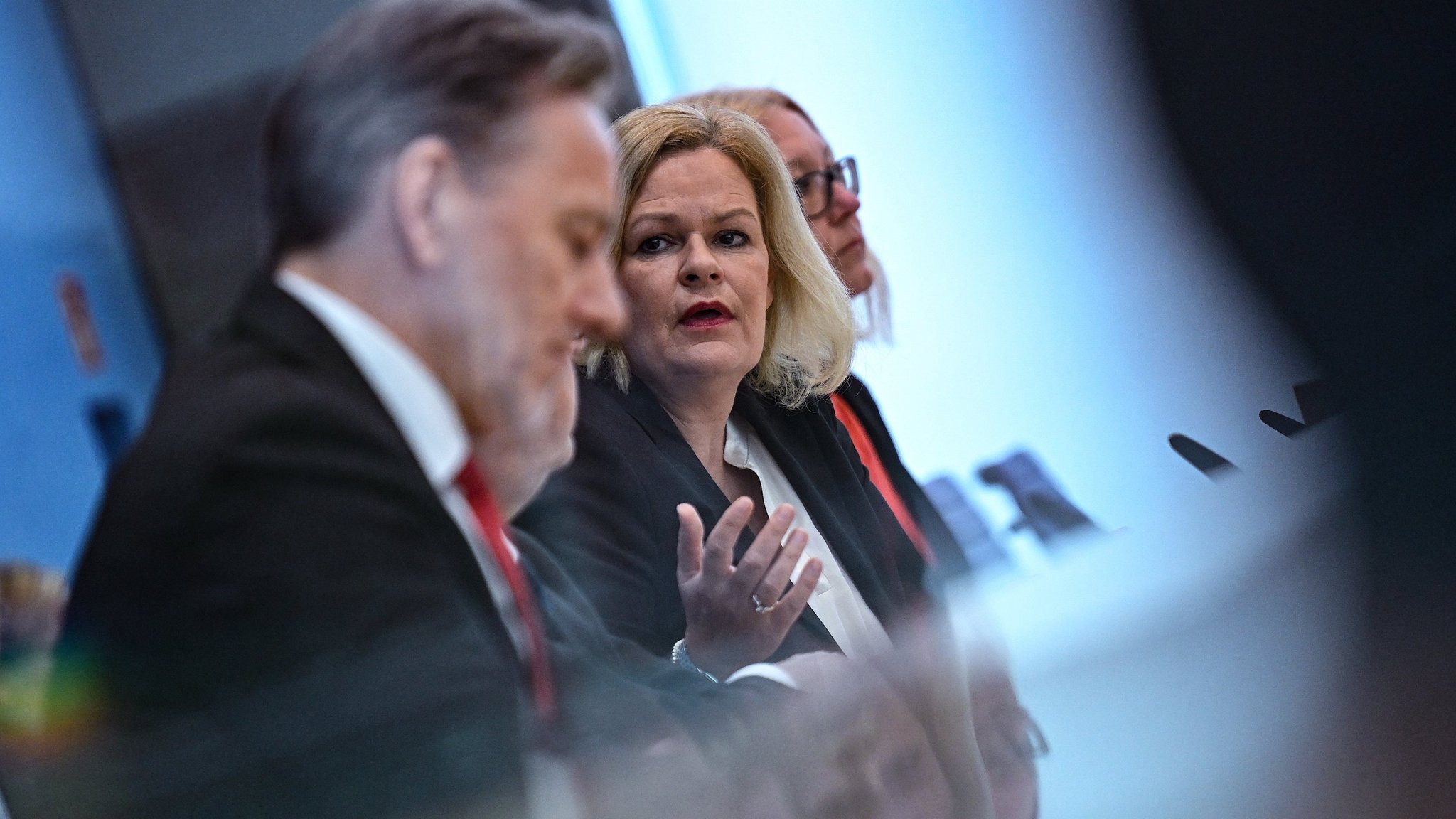 Nancy Faeser (SPD, 2.v.r.) Bundesministerin des Innern und Heimat, Michael Stübgen (verdeckt), Vorsitzender der Innenministerkonferenz, und Holger Münch, Präsident des Bundeskriminalamtes (BKA), präsentieren die Polizeiliche Kriminalstatistik 2023 (PKS).