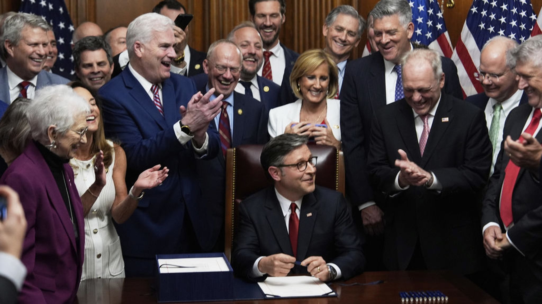 Der Sprecher des Repräsentantenhauses, Mike Johnson, umringt von republikanischen Kongressmitgliedern, unterschreibt im Kapitol das von US-Präsident Trump unterzeichnete Gesetz mit Steuererleichterungen und Ausgabenkürzungen. | Bild: dpa-Bildfunk/Julia Demaree Nikhinson Der Sprecher des Repräsentantenhauses, Mike Johnson, umringt von republikanischen Kongressmitgliedern, unterschreibt im Kapitol das von US-Präsident Trump unterzeichnete Gesetz mit Steuererleichterungen und Ausgabenkürzungen.