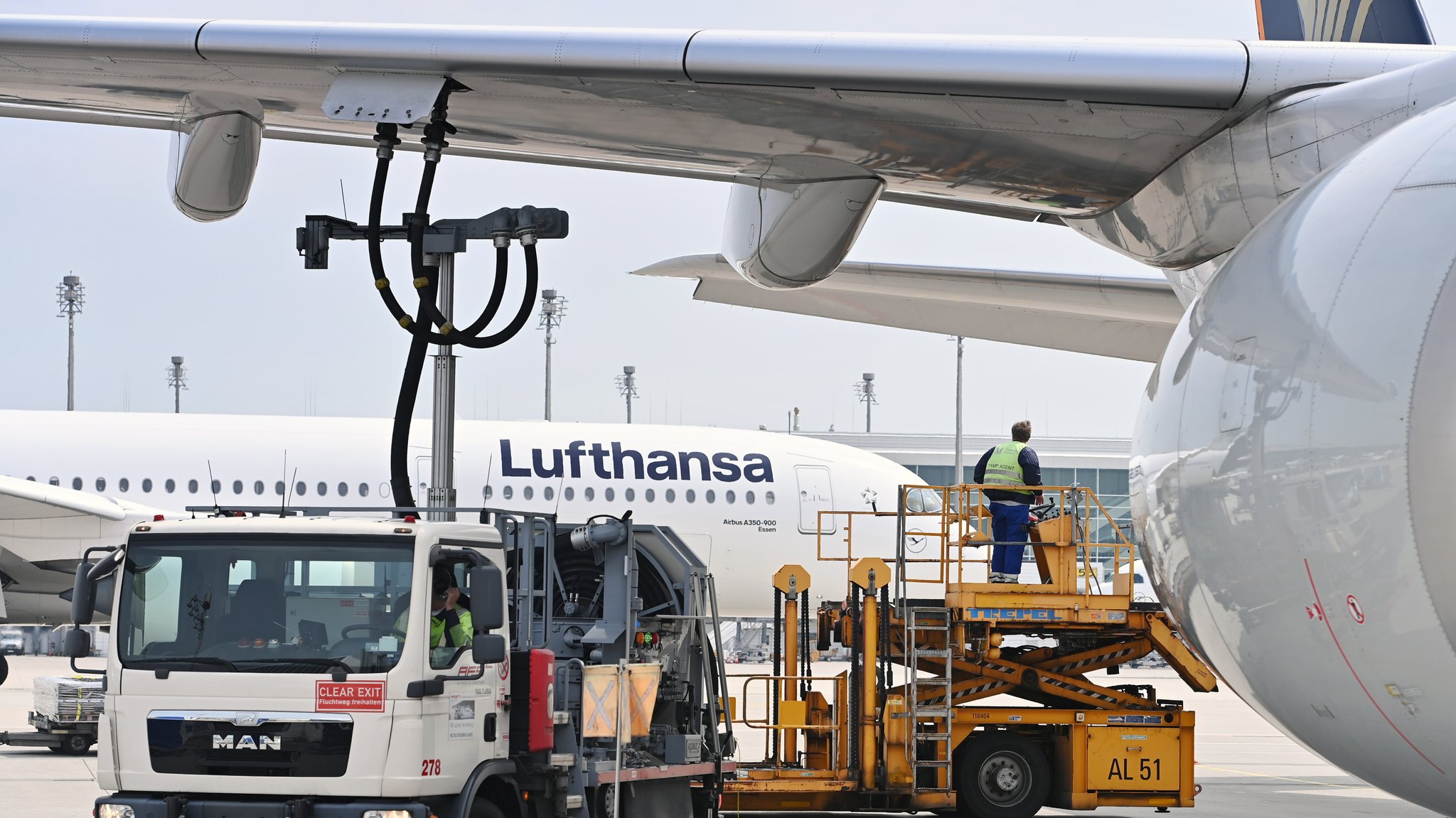 Impressionen vom Betanken eines Flugzeugs