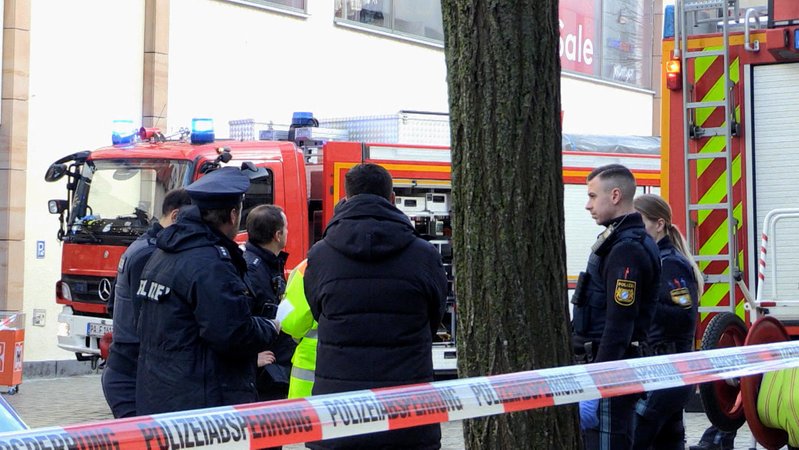 In Passau ist gestern ein Lkw in eine Menschengruppe gefahren, dabei wurden zwei Menschen getötet. Die Polizei hat mittlerweile Videos ausgewertet und Zeugen befragt; sie geht weiterhin von einem Unfall aus. Die Betroffenheit in der Stadt ist groß.