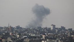 Rauch erhebt sich über der Stadt Rafah. | Bild:picture alliance / Xinhua News Agency | Khaled Omar