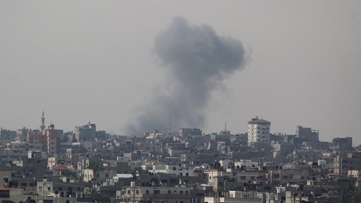 Rauch erhebt sich über der Stadt Rafah.