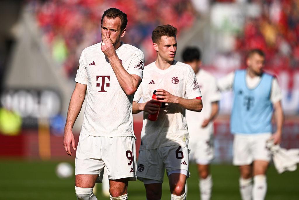 06.04.2024, Baden-Württemberg, Heidenheim: Fußball: Bundesliga, 1. FC Heidenheim - Bayern München, 28. Spieltag, Voith-Arena. Münchens Harry Kane und Münchens Joshua Kimmich nach dem verlorenen Spiel. WICHTIGER HINWEIS: Gemäß den Vorgaben der DFL Deutsche Fußball Liga bzw. des DFB Deutscher Fußball-Bund ist es untersagt, in dem Stadion und/oder vom Spiel angefertigte Fotoaufnahmen in Form von Sequenzbildern und/oder videoähnlichen Fotostrecken zu verwerten bzw. verwerten zu lassen. Foto: Tom Weller/dpa +++ dpa-Bildfunk +++
