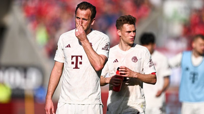 06.04.2024, Baden-Württemberg, Heidenheim: Fußball: Bundesliga, 1. FC Heidenheim - Bayern München, 28. Spieltag, Voith-Arena. Münchens Harry Kane und Münchens Joshua Kimmich nach dem verlorenen Spiel. WICHTIGER HINWEIS: Gemäß den Vorgaben der DFL Deutsche Fußball Liga bzw. des DFB Deutscher Fußball-Bund ist es untersagt, in dem Stadion und/oder vom Spiel angefertigte Fotoaufnahmen in Form von Sequenzbildern und/oder videoähnlichen Fotostrecken zu verwerten bzw. verwerten zu lassen. Foto: Tom Weller/dpa +++ dpa-Bildfunk +++ | Bild: dpa-Bildfunk/Tom Weller 06.04.2024, Baden-Württemberg, Heidenheim: Fußball: Bundesliga, 1. FC Heidenheim - Bayern München, 28. Spieltag, Voith-Arena. Münchens Harry Kane und Münchens Joshua Kimmich nach dem verlorenen Spiel. WICHTIGER HINWEIS: Gemäß den Vorgaben der DFL Deutsche Fußball Liga bzw. des DFB Deutscher Fußball-Bund ist es untersagt, in dem Stadion und/oder vom Spiel angefertigte Fotoaufnahmen in Form von Sequenzbildern und/oder videoähnlichen Fotostrecken zu verwerten bzw. verwerten zu lassen. Foto: Tom Weller/dpa +++ dpa-Bildfunk +++