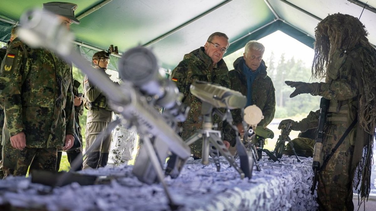 Verteidigungsminister Boris Pistorius schaute sich bei seinem Besuch der Gebirgsjägerbrigade 23 die einzelnen Ausrüstungsgegenstände an.