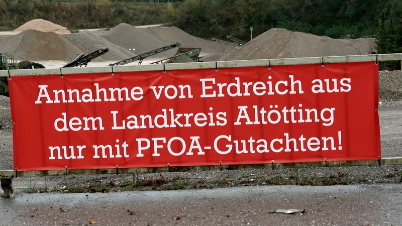 Transparent vor Deponie | Bild: BR Transparent vor Deponie