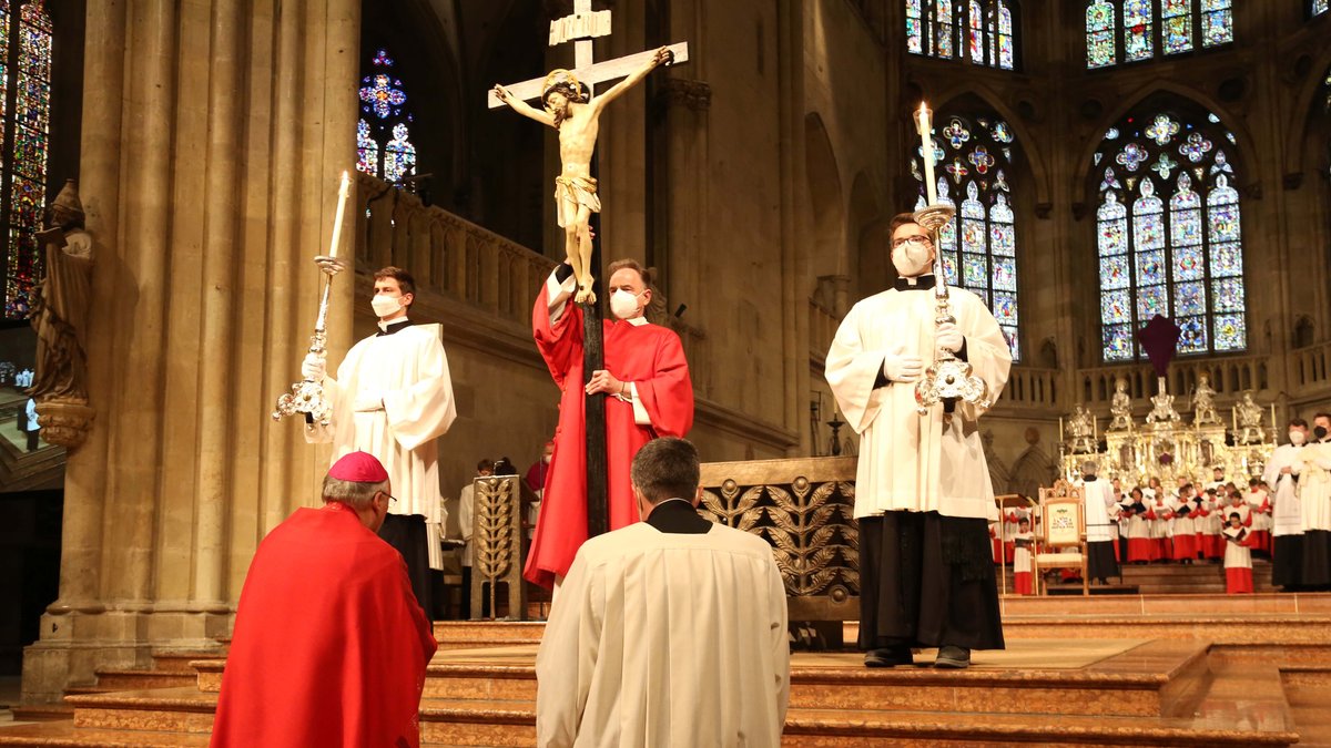 Bischof Voderholzer (links) kniet bei der Kreuzverehrung im Regensburger Dom