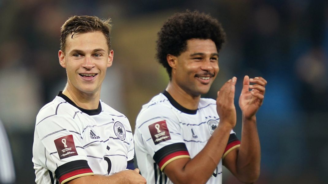 Deutschlands Joshua Kimmich (l) und Serge Gnabry lächeln nach dem Spiel. 
