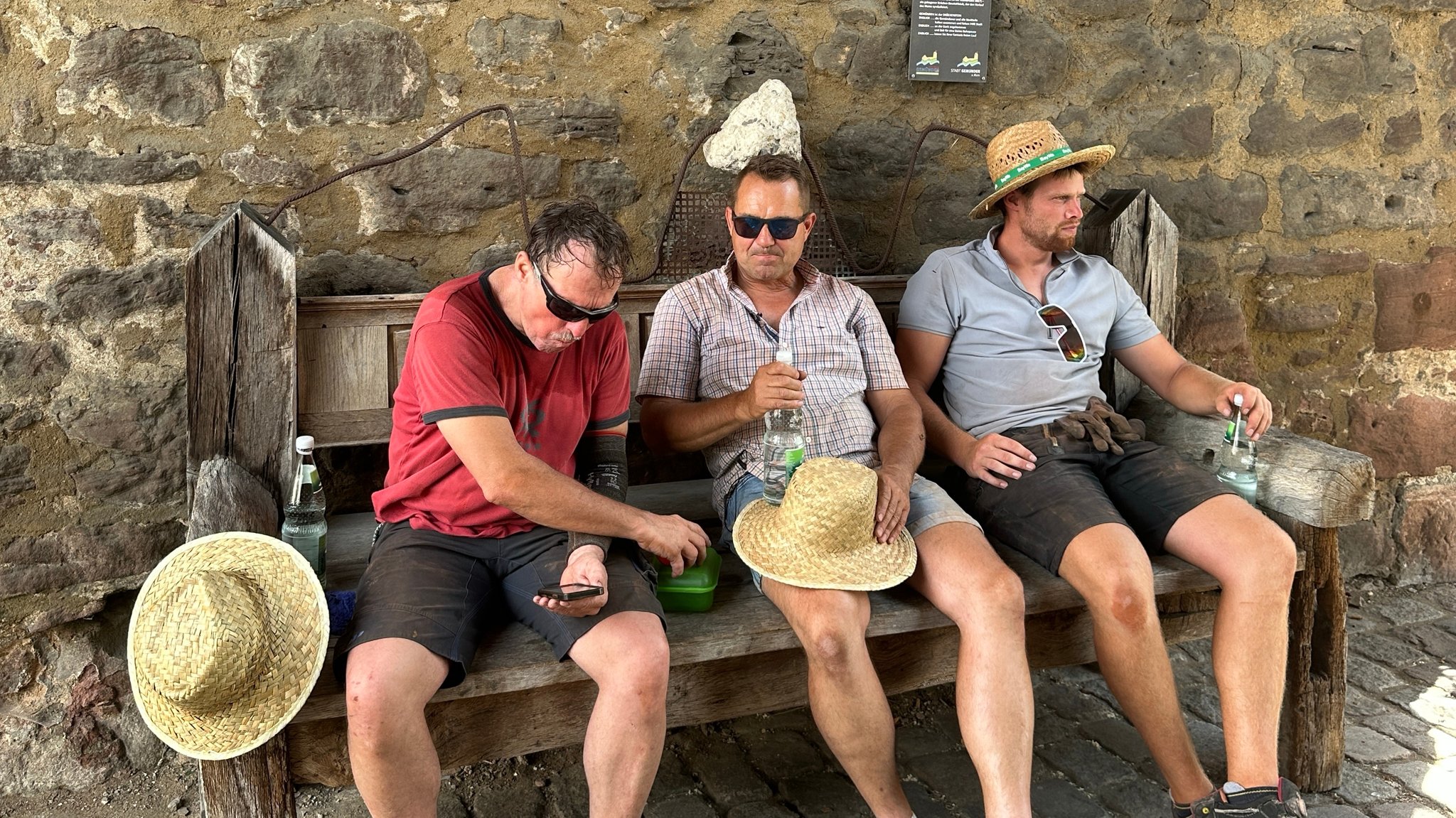 Drei Arbeiter machen eine Pause im Schatten | Bild: BR Drei Arbeiter machen eine Pause im Schatten