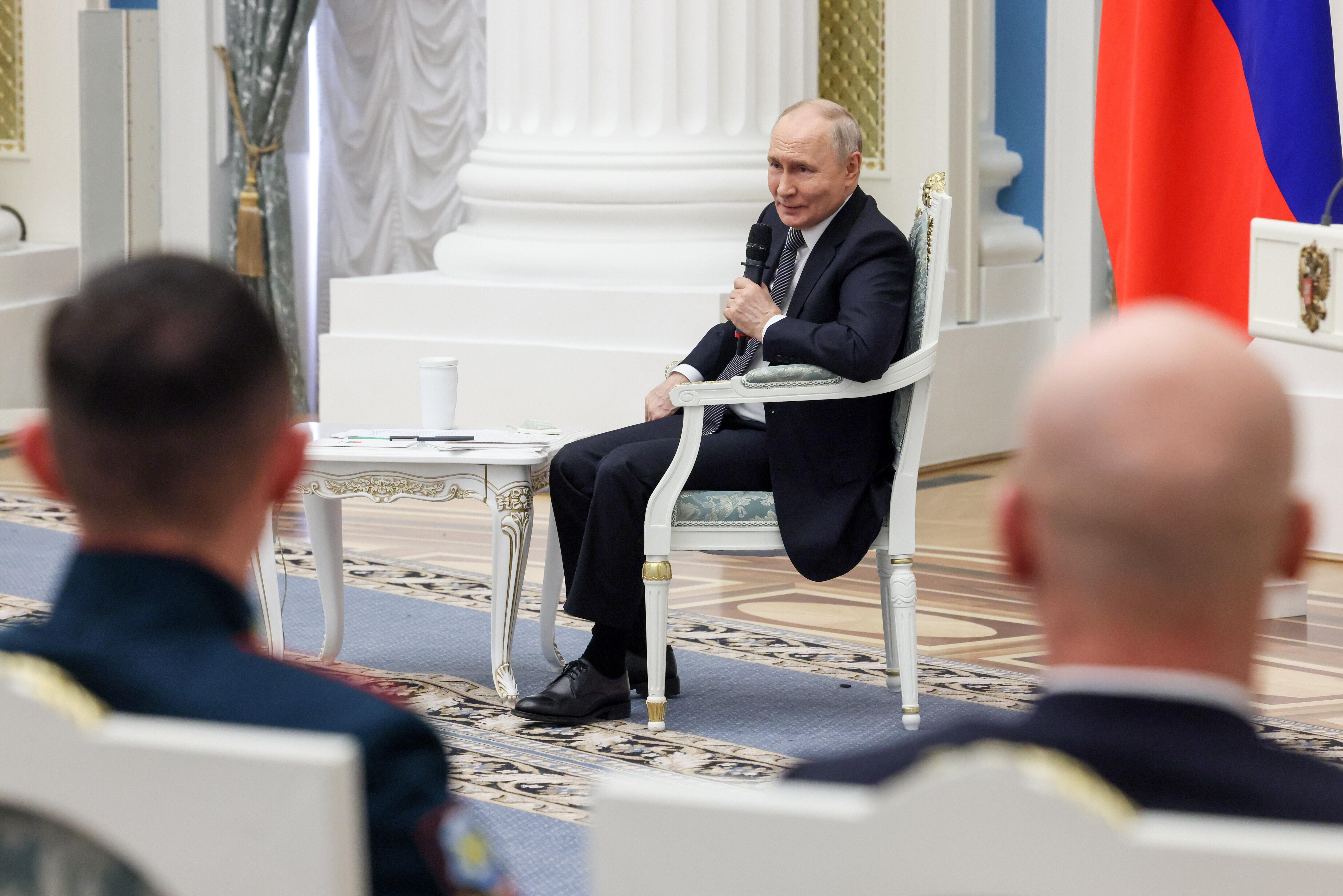 (Archivbild) Wladimir Putin bei einem Treffen mit Soldaten im Kreml