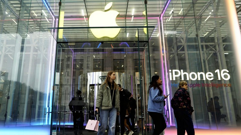 Eingang eines Apple Stores in New York | Bild: picture alliance / ASSOCIATED PRESS | Yasuhiro Kobayashi Eingang eines Apple Stores in New York