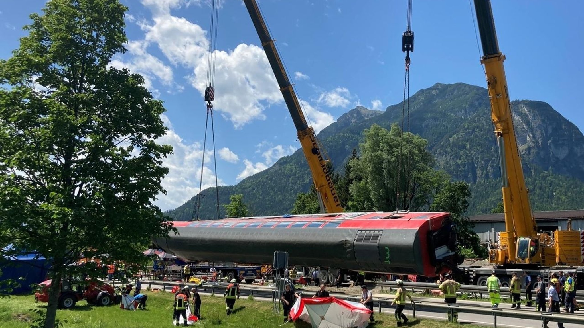 In Garmisch-Partenkirchen gehen nach dem Zugunglück die Aufräumarbeiten weiter. 