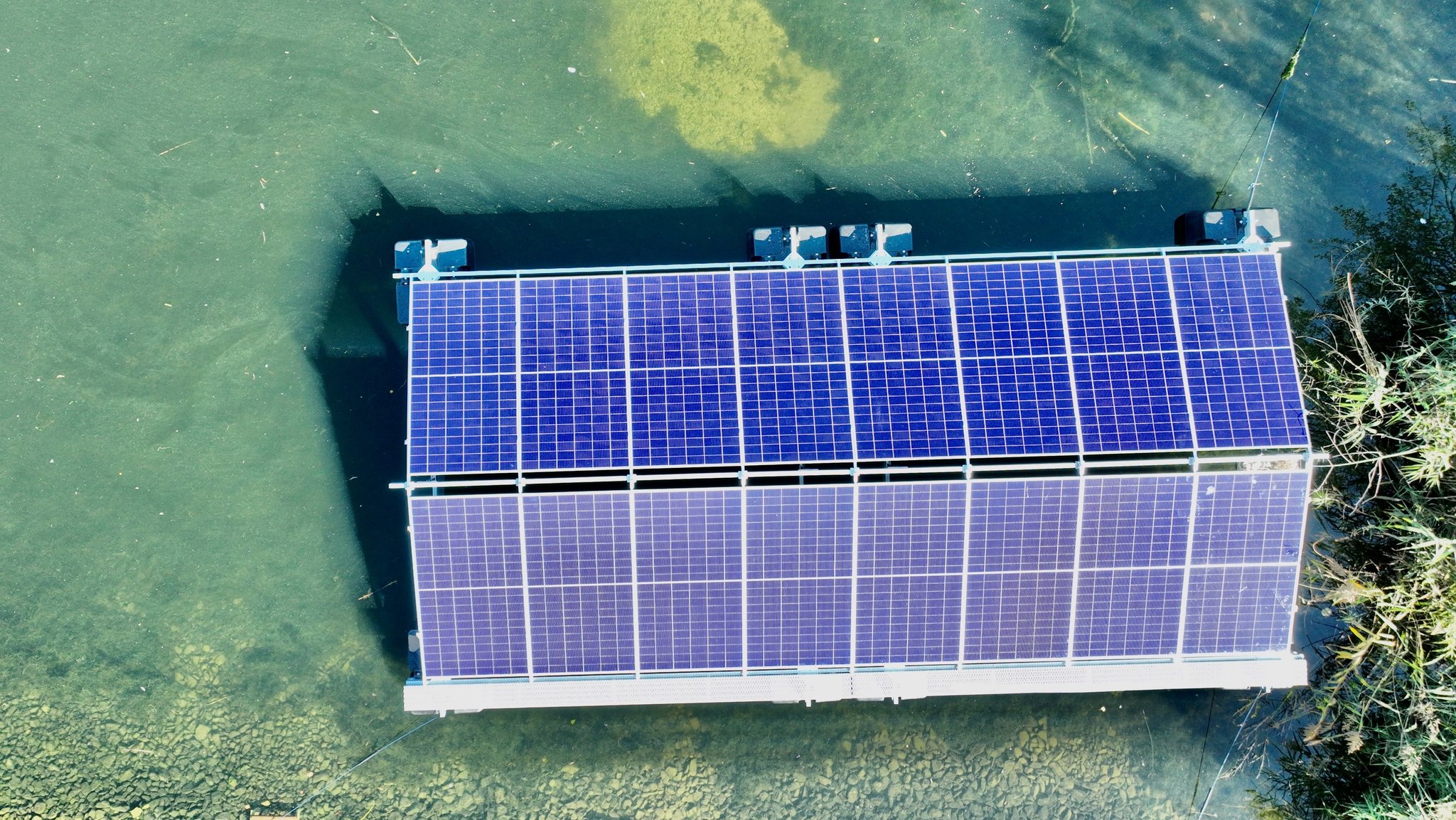 Die schwimmende PV-Anlage auf einem Teich der Kläranlage von Eching am Ammersee.  